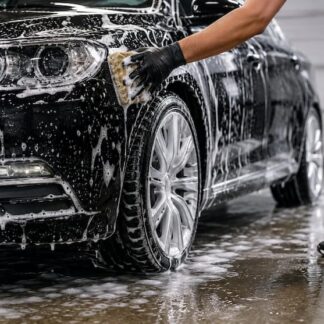 Professionaalne sõiduki välipesu käsipesuna aktiivvahuga – auto pesemine autopesulas töö käigus